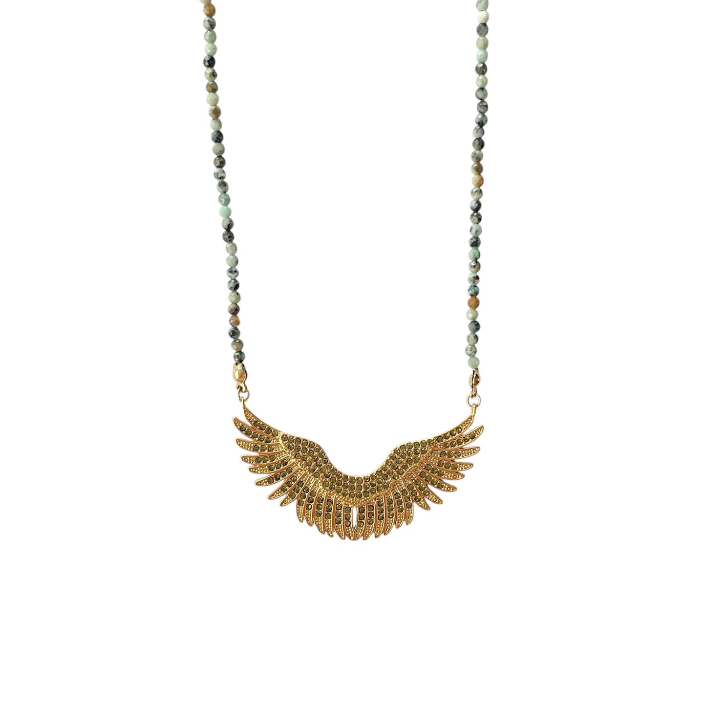 Collier femme en pierres naturelles de turquoise africaine, avec pendentif ailes doré orné de strass vert clair, bijou élégant et apaisant.